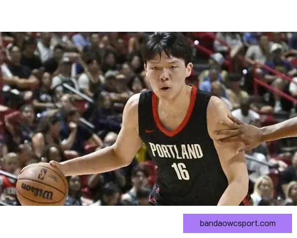杨瀚森6分4篮板遭恶意抱摔裁判判罚引球迷狂嘘